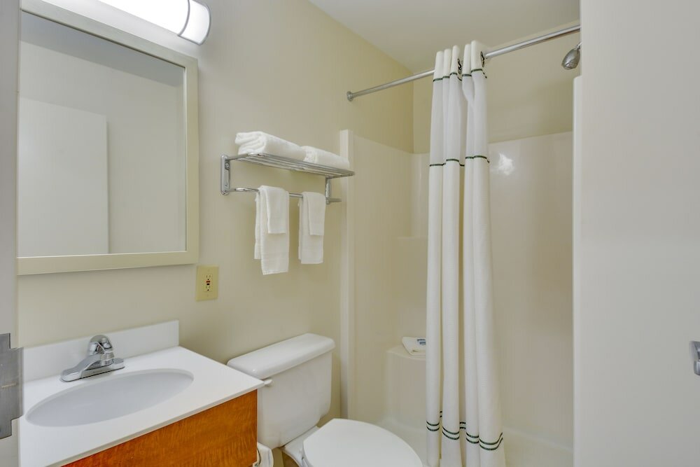 Фото HomeTowne Studios by Red Roof Austin