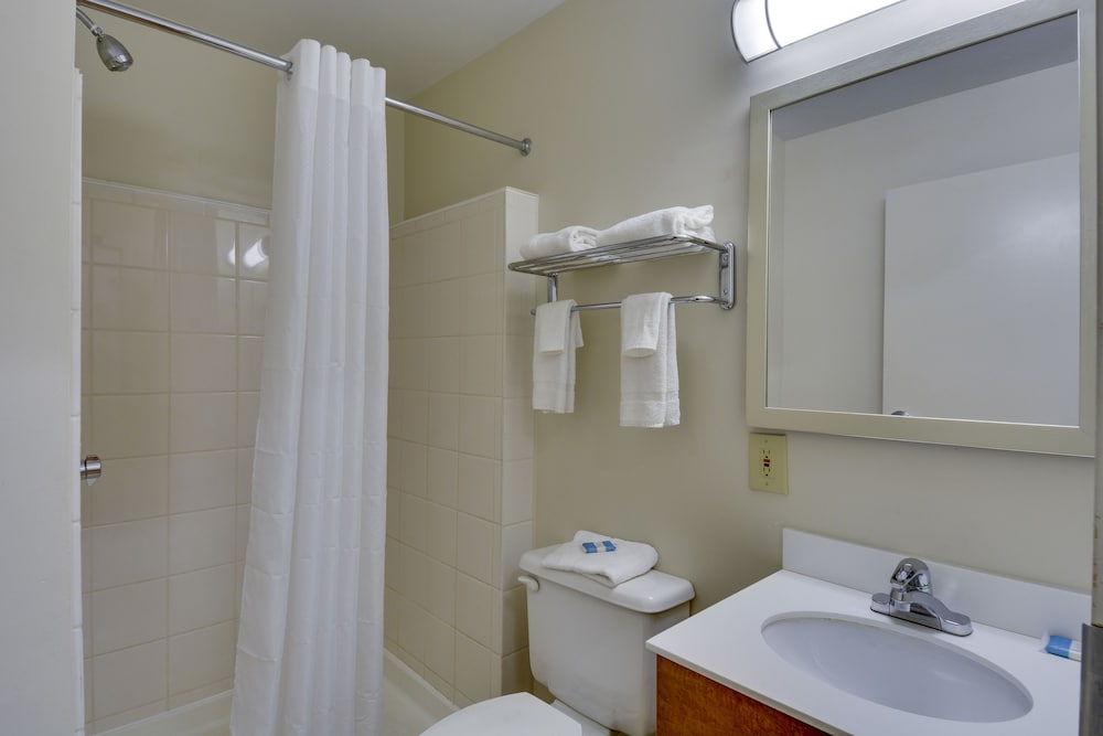 Фото HomeTowne Studios by Red Roof Austin