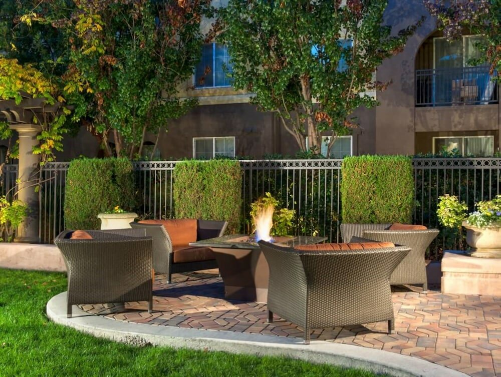 Фото Bluebird Suites in Santa Clara