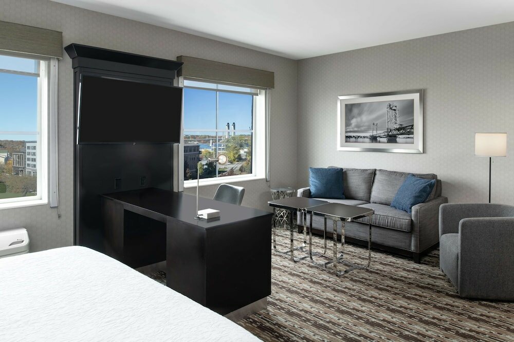 Фото Hampton Inn & Suites Portsmouth Downtown