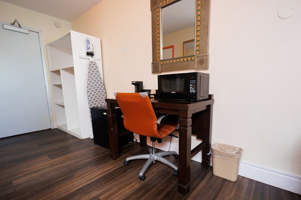 Фото Garnet Inn & Suites, Orlando