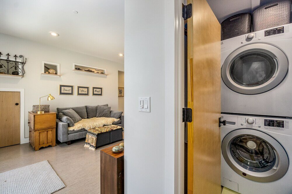 Фото Newly Constructed Eco-friendly Home - Remarkable Views!