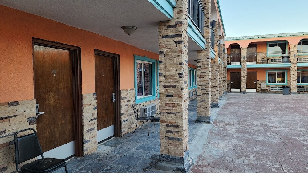 Фото B&j Hotel and Apartment