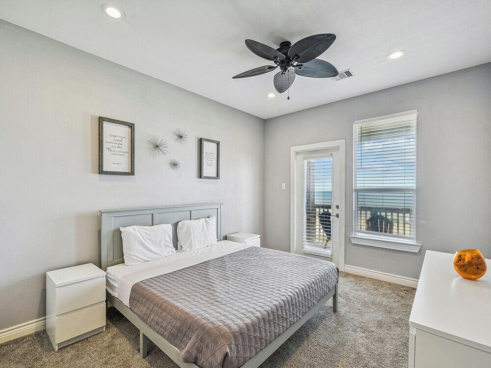 Фото Sand and Sun Beachfront