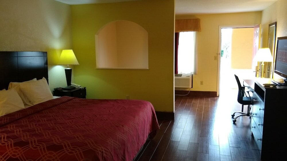 Фото Econo Lodge Inn & Suites West - Energy Corridor