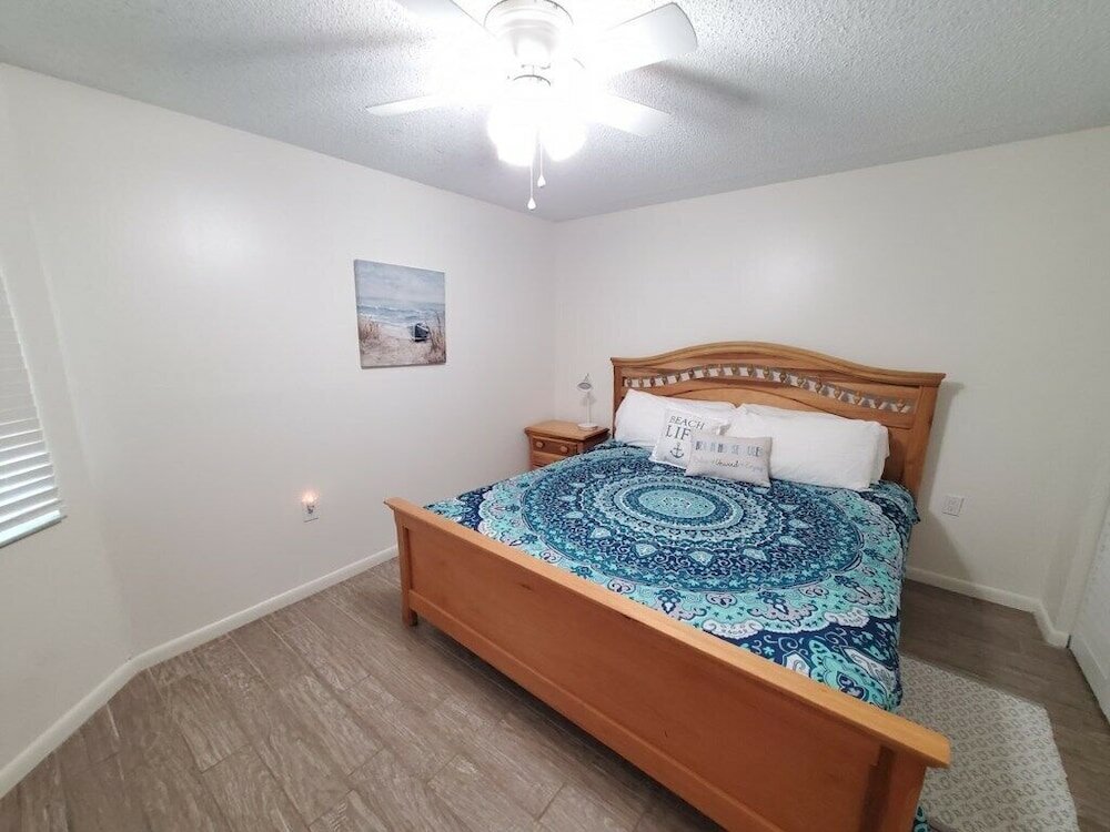 Фото Pet Friendly, 2 Bedroom, 2 Bath - Ocean Village Club P19