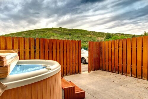 Гостиница K B M Resorts: Pps-1418, Sleeps 10, Private Hot Tub, Walk To Town! в Штате Юта