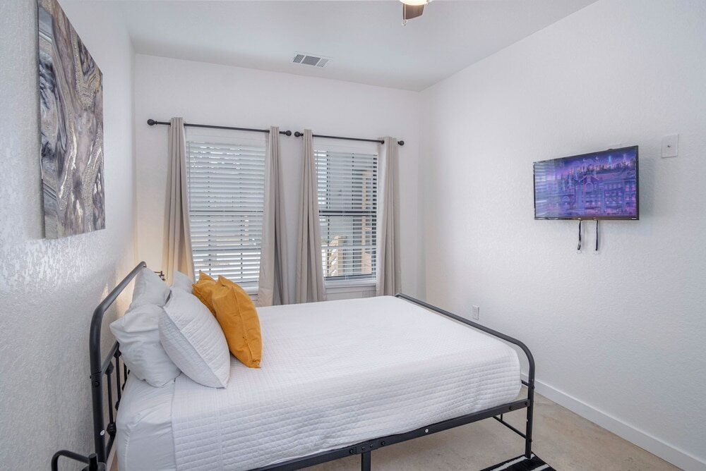 Фото State-of-the-art 3br/2.5ba Home Next to Downtown