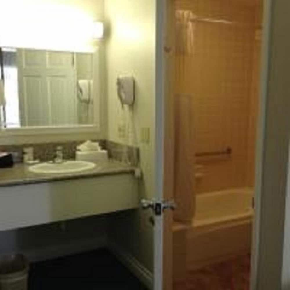 Фото Ramada by Wyndham Oceanside