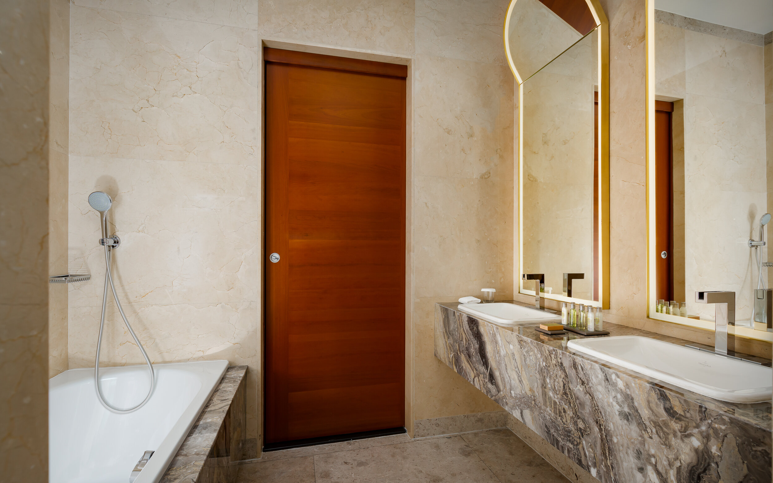 Фото DoubleTree by Hilton Hotel Novosibirsk