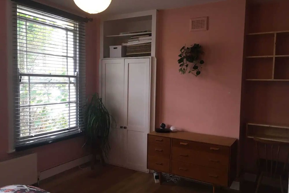 Фото Stylish 1 Bedroom Apartment in Vibrant London Fields