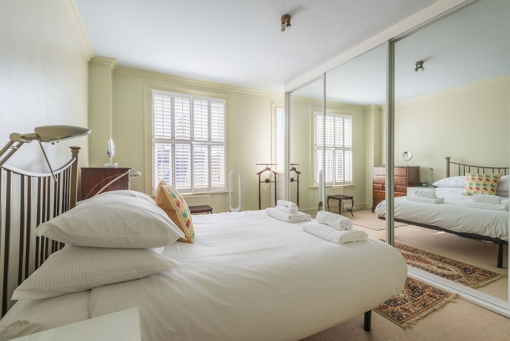 Фото Charming Home in Leafy Parsons Green