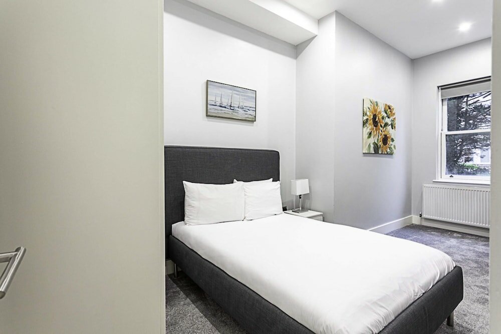 Фото Refurbished St. johns Hill Apartment