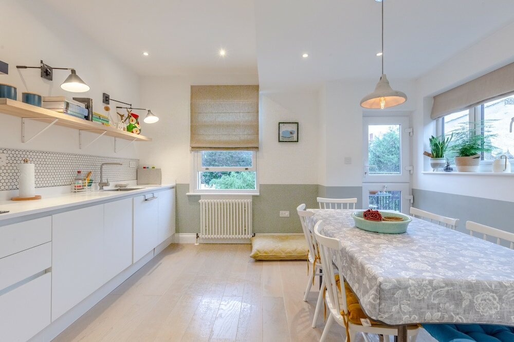 Фото Stunning 2 Bedroom Flat With a Garden in Barnes