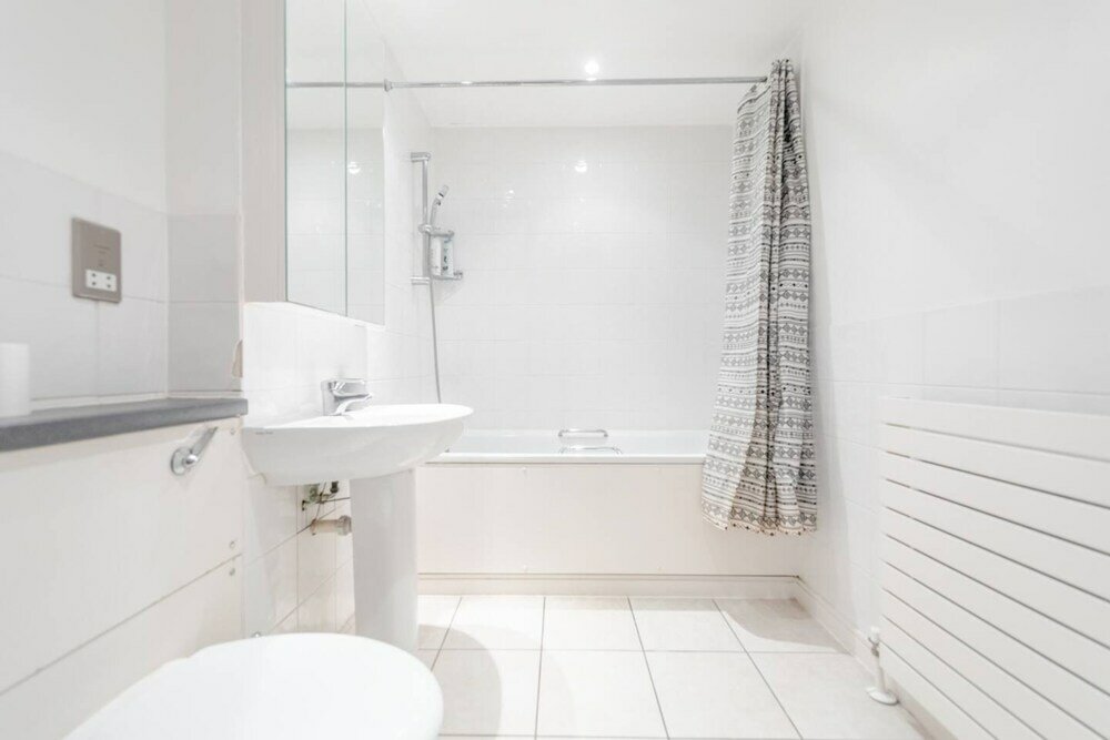 Фото Spacious 2 Bedroom Apartment Near White City