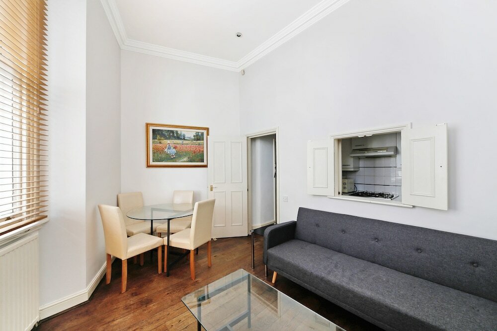 Фото Cosy Hideaway in Gloucester Road