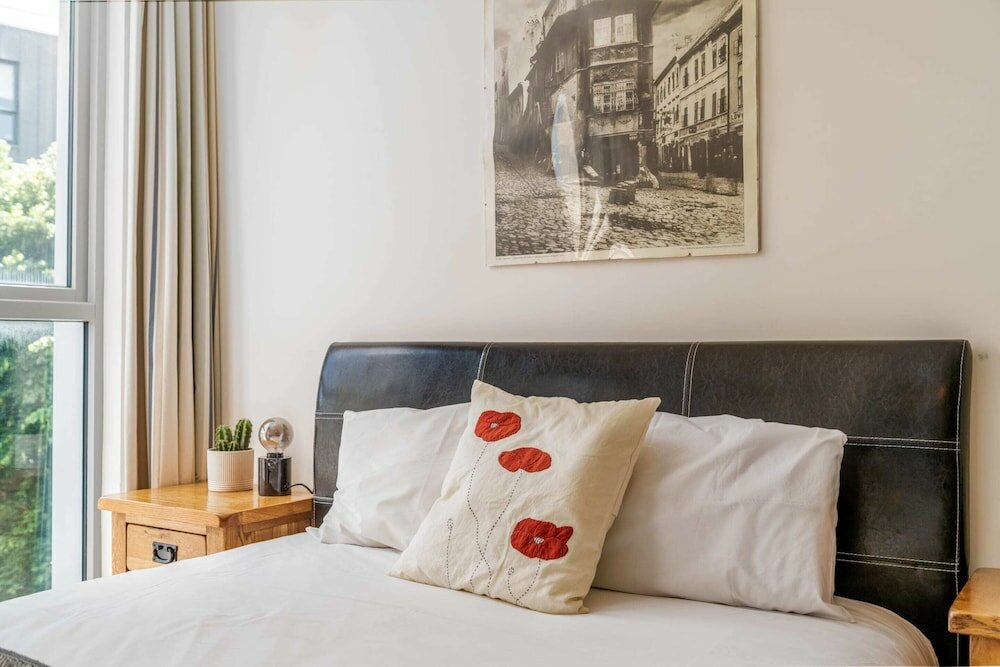 Фото Bright & Spacious Battersea Flat