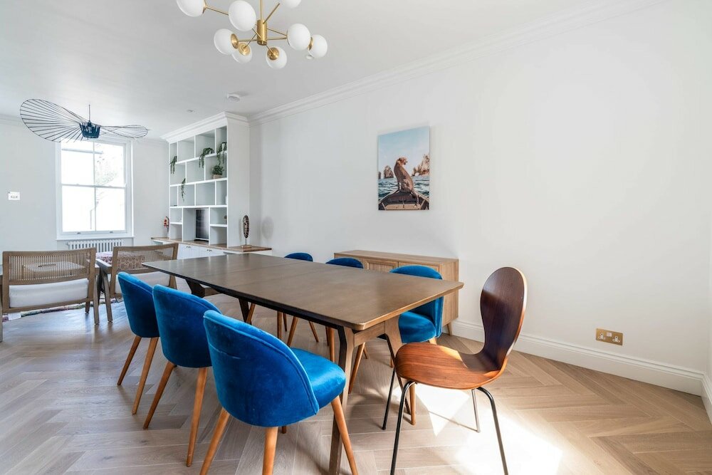 Фото Impressive and Gorgeous Kensington Family Home