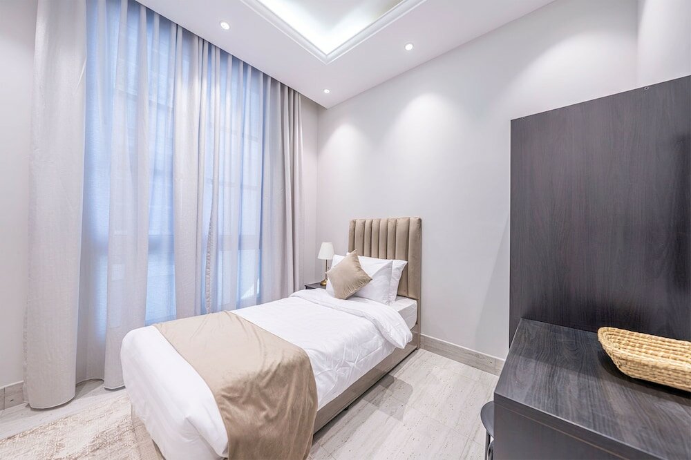 Фото Mabaat - Al Malqa 3br Apt - 533