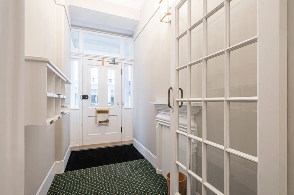 Фото Beautiful Belgravia Apartment by Underthedoormat