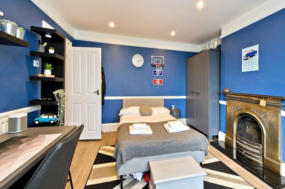 Фото Stylish Family Home by Twickenham Stadium by Underthedoormat