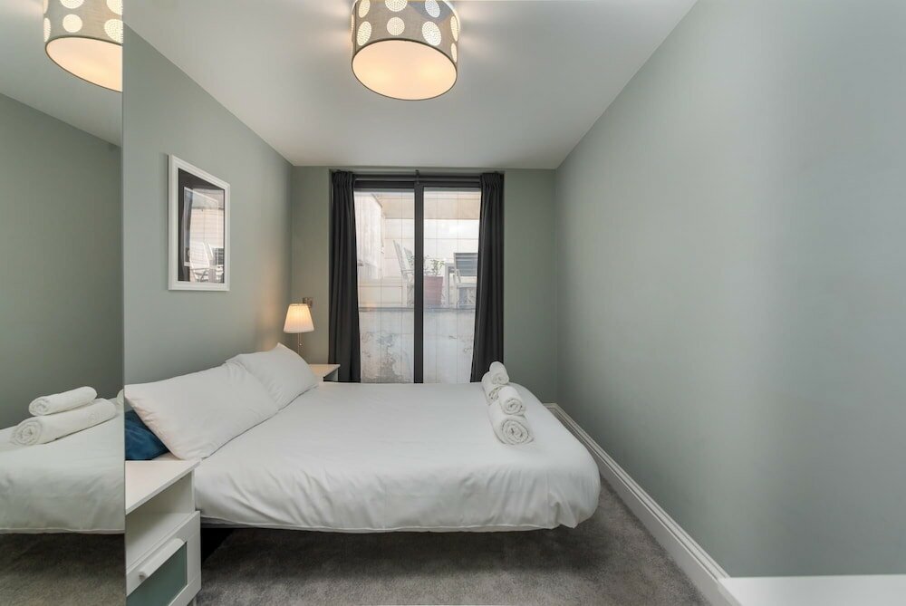 Фото Attractive Apartment With Private Patio in Fashionable Fulham by Underthedoormat