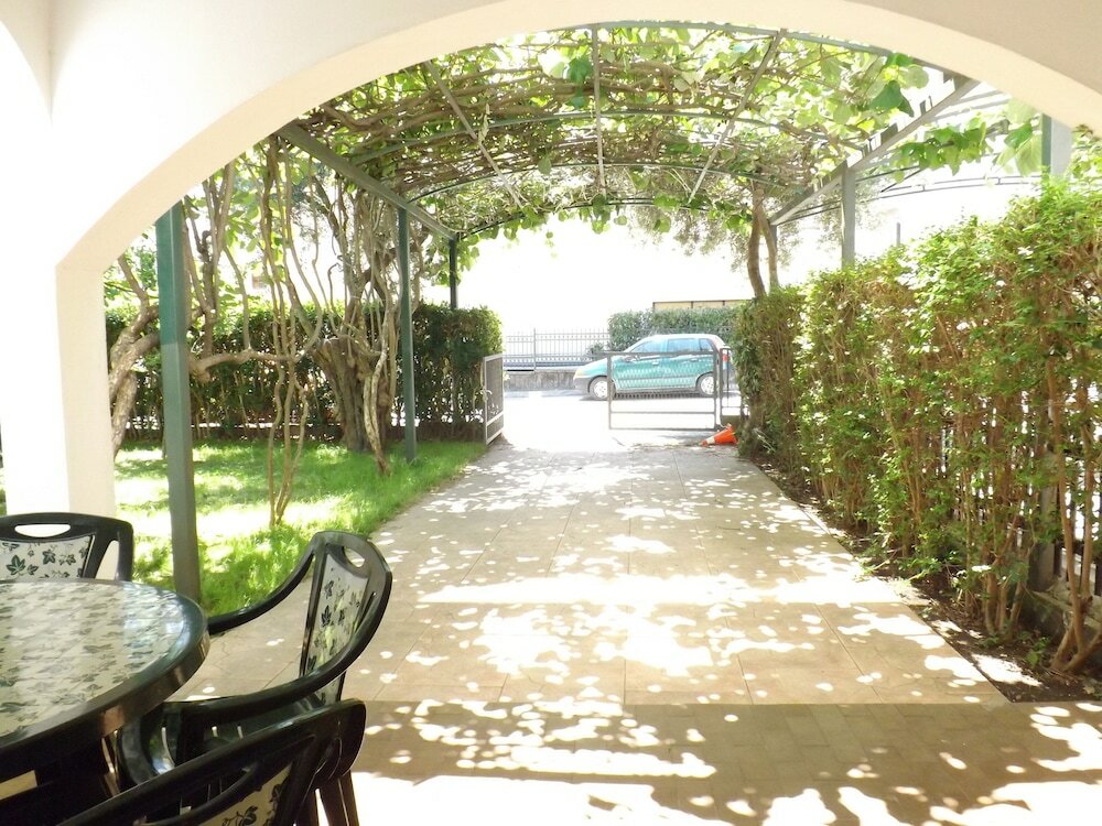 Фото Three Bedroom Apartment With Garden