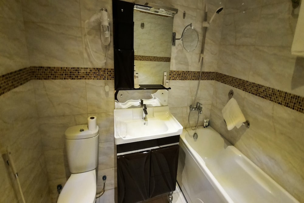 Фото The Blue Rose Hotel - الورده الزرقاء للوحدات السكنيه