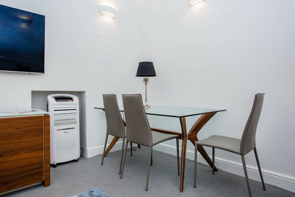 Фото Cozy 1 Bedroom Apartment near Harrods, Knightsbridge