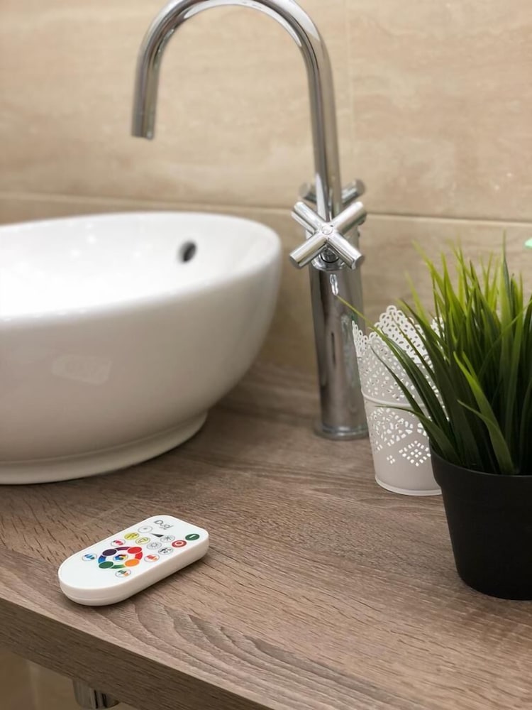 Фото White King Rooms