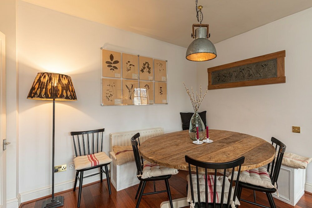 Фото Altido Stylish 2-bed Flat w Terrace Near Battersea Park