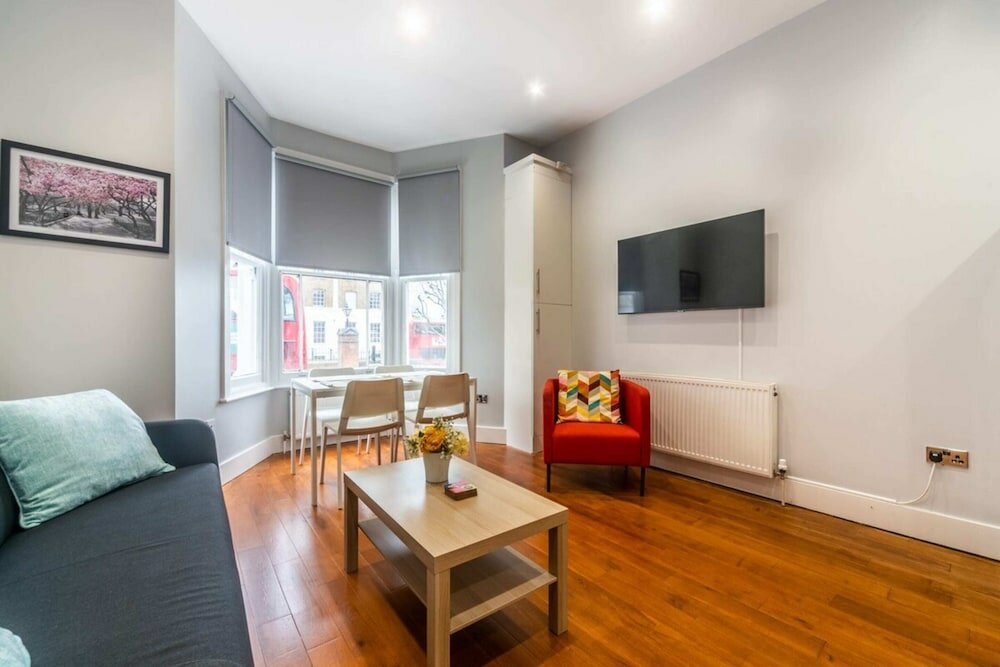 Фото Refurbished St. johns Hill Apartment