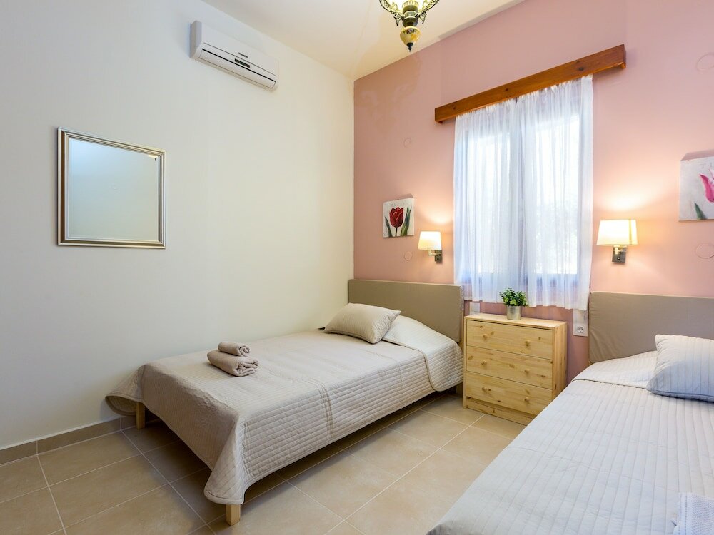 Фото Gorgeous Villa With Pool & Gardens