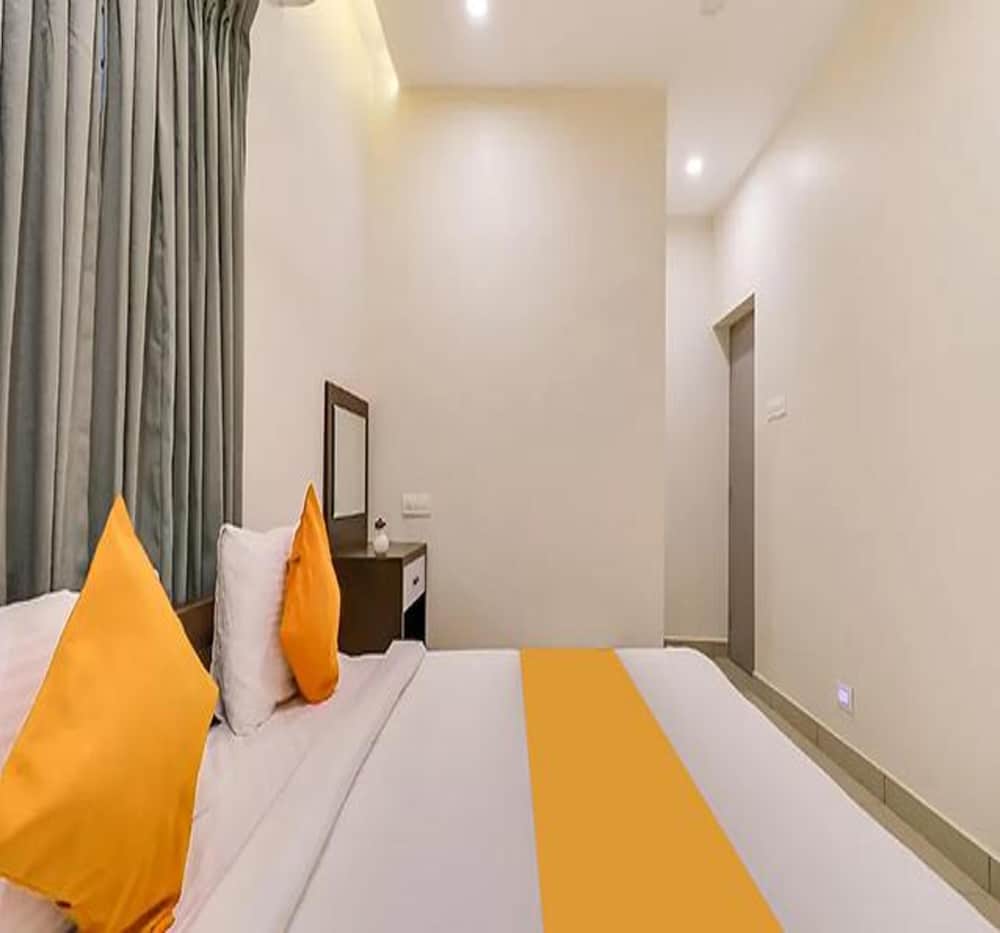 Фото Fabhotel Chakkra Residency