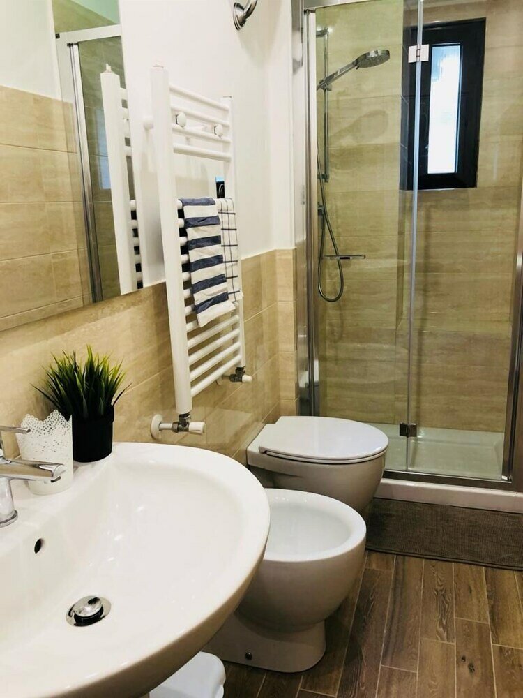 Фото White King Rooms