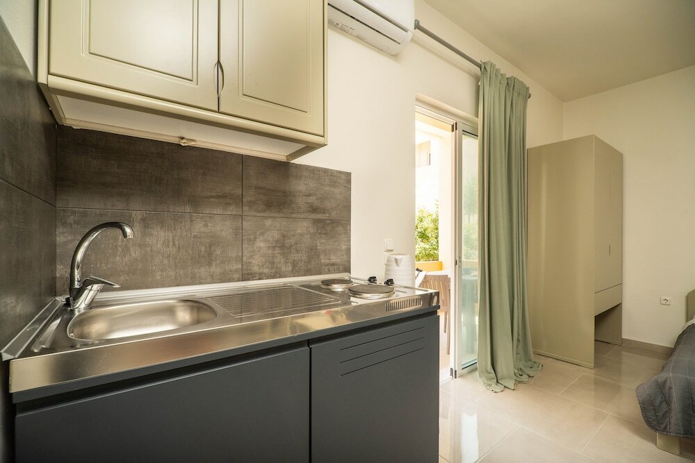 Фото Manos Beachside Apartments