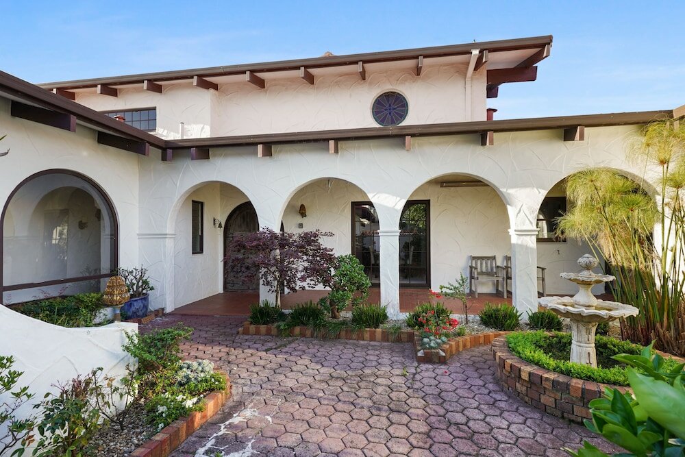 Фото Magnificent Beachfront Mansion - Pool