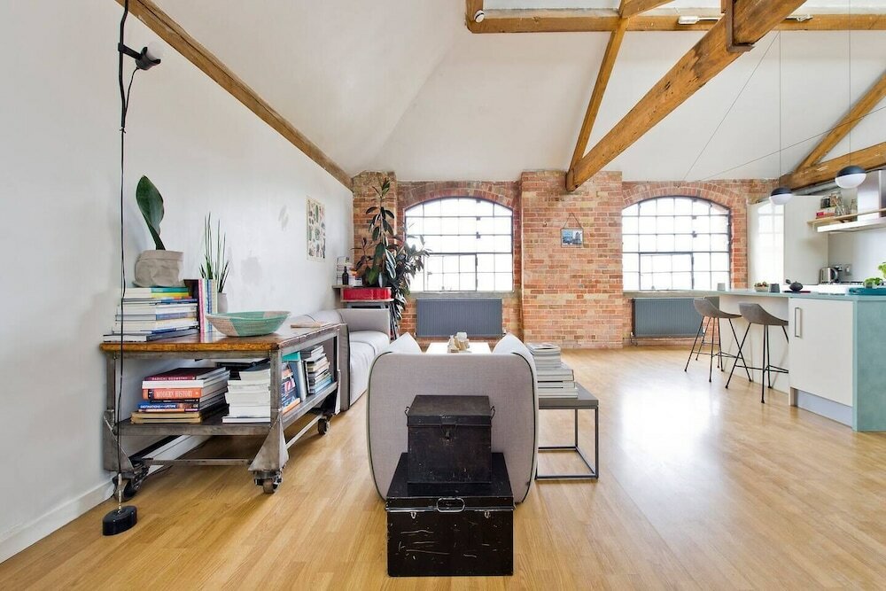 Фото Unique & Vibrant 1-bed Loft With Roof Garden