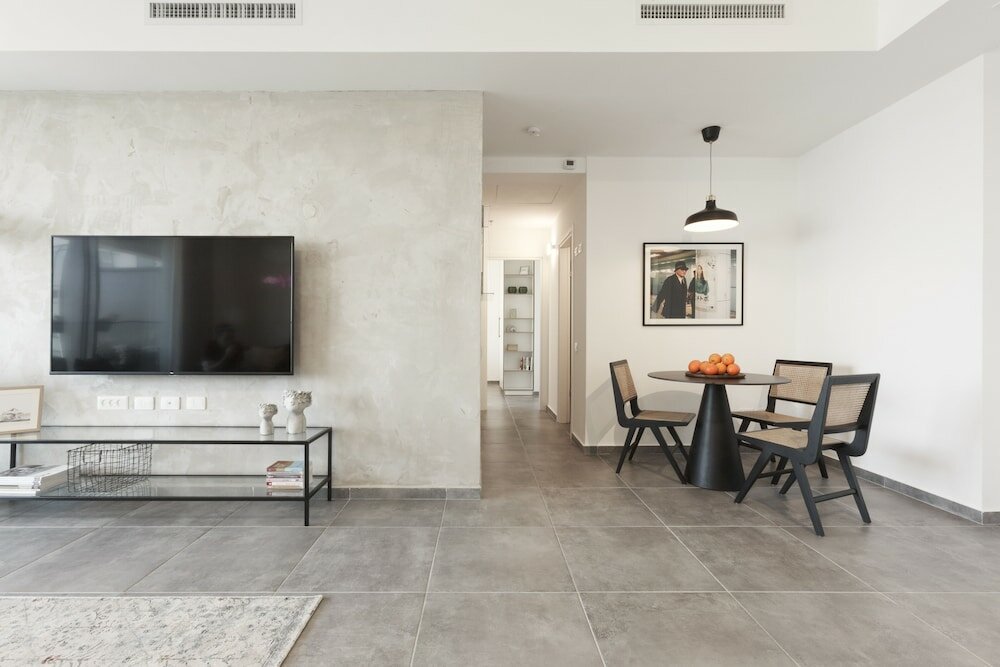 Фото AirTLV - Menachem Begin Apartment