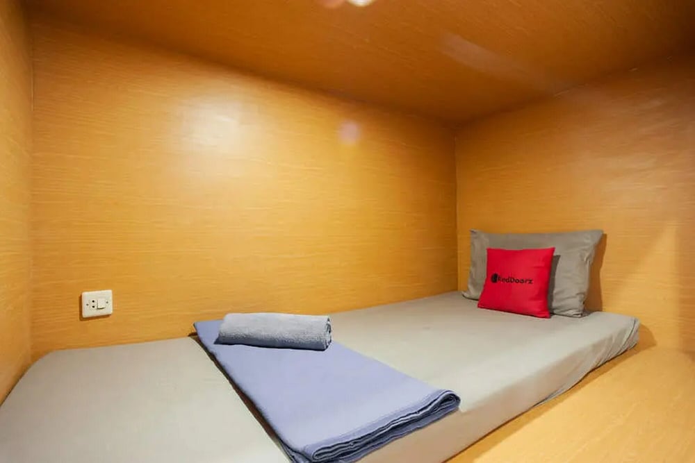 Фото RedDoorz Hostel near Taman Puring