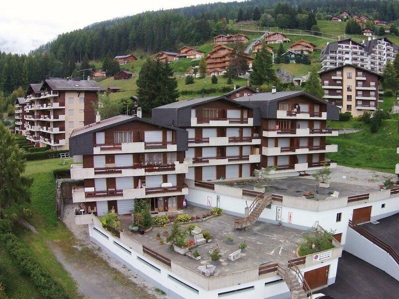 Апартаменты Centrally Placed ski in out Apartment Next to Lift