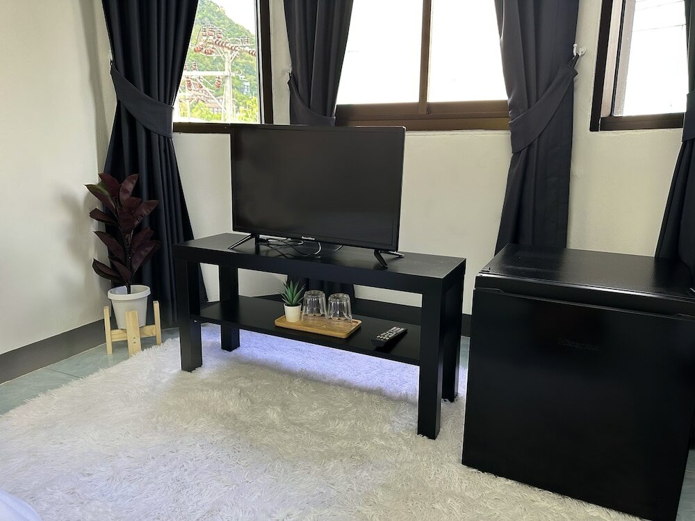 Фото Montana Hotel & Hostel Phuket