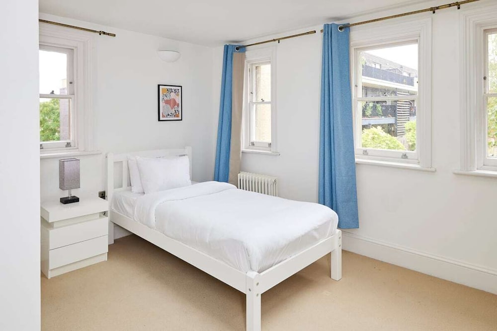 Фото The Woolwich Retreat - Enticing 5bdr House With Parking