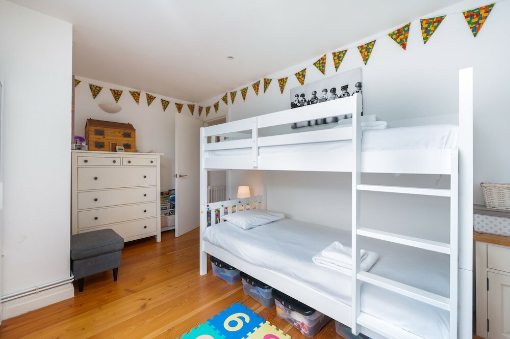 Фото Delightful Family Home With Garden in Balham by Underthedoormat