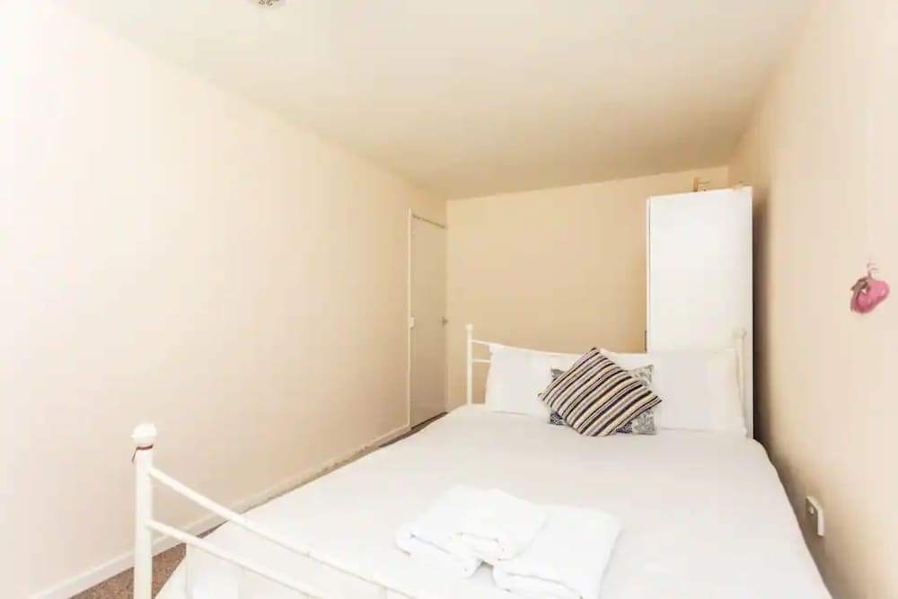 Фото Homely 2 Bedroom House in Kennington With Garden