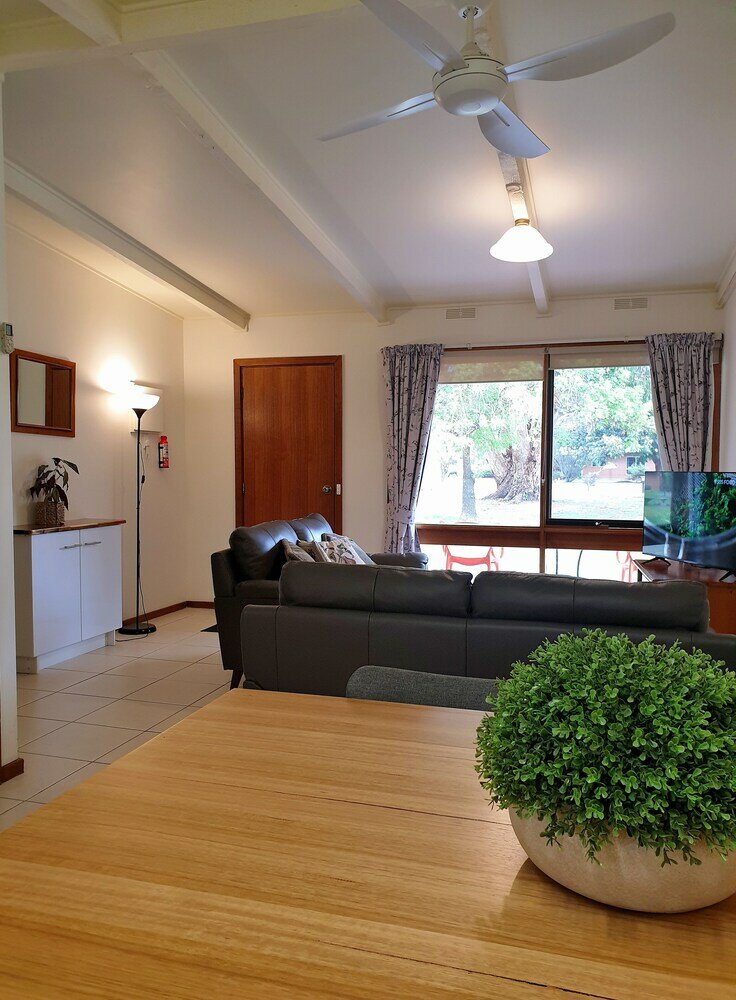 Фото Halls Haven Holiday Units