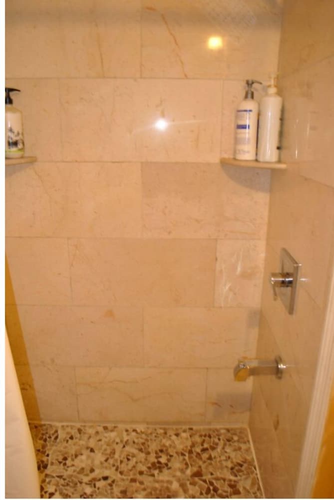 Фото Newark Hansbury Multi Level House