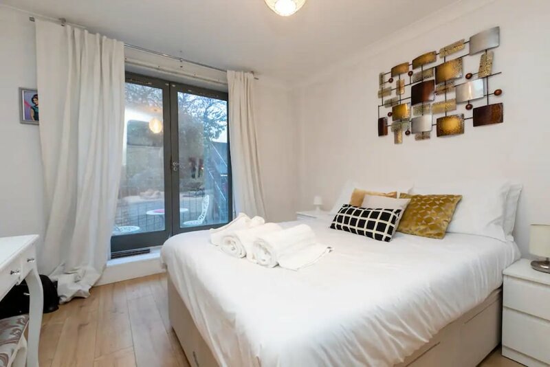 Гостиница Cosy & Charming 2bd Flat Near Essex Road в Лондоне