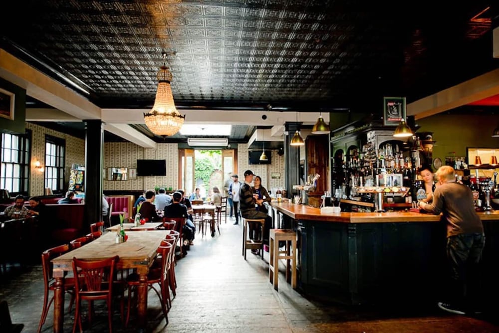 Фото Stylish, Bright Apartment w Private Garden