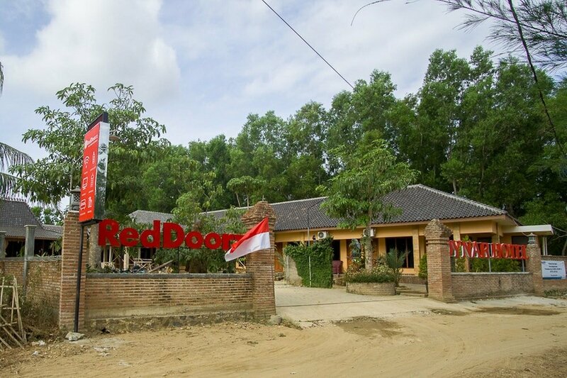 Гостиница RedDoorz Plus @ Pancer Door Beach